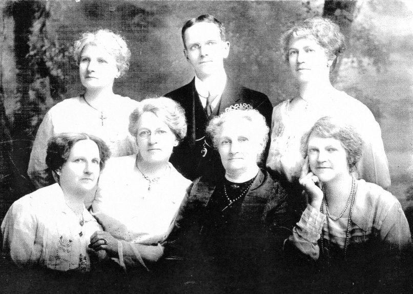 Photo of Maude, Leonard, Lottie, Belle, May, Margaret Rolston, and Bertha
