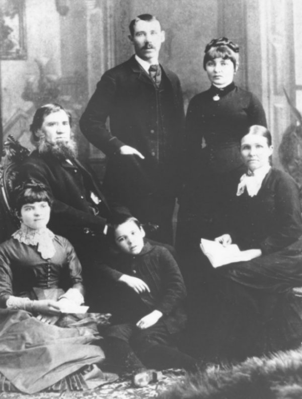 Photo of William Din Ingledew and Susan Cunneyworth's family